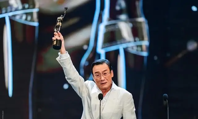 梁家辉凭《捕风追影》四度封帝，廖子妤首摘金像影后 _ 现场图