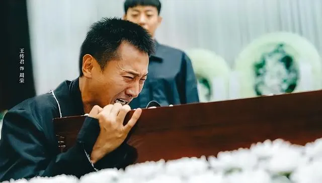 《低智商犯罪》《喀什恋歌》双剧同步热播，荒诞破案与南疆治愈成新观剧选择 _ 现场图
